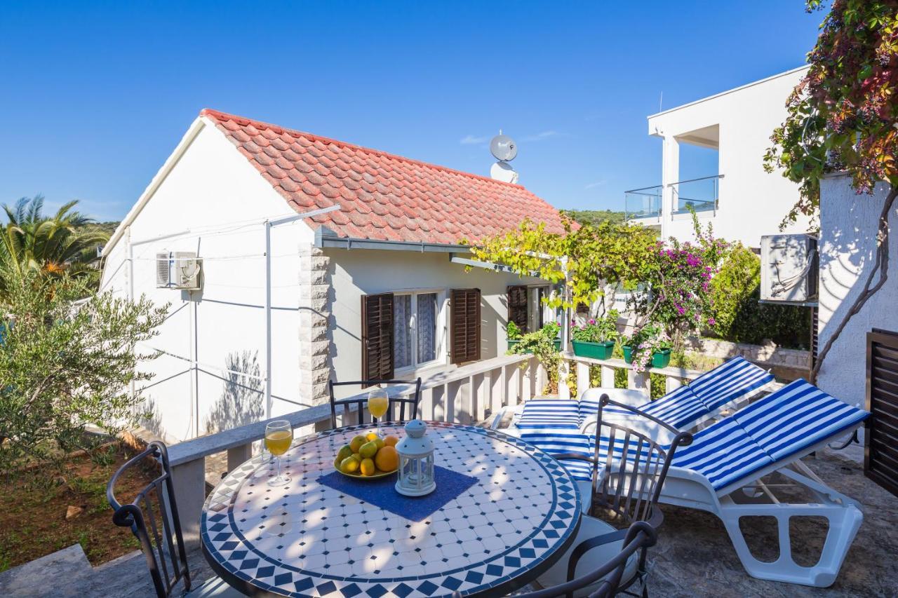 Apartments Bose Kanica On The Sea Севид Екстериор снимка
