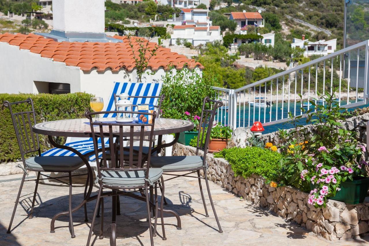 Apartments Bose Kanica On The Sea Севид Екстериор снимка
