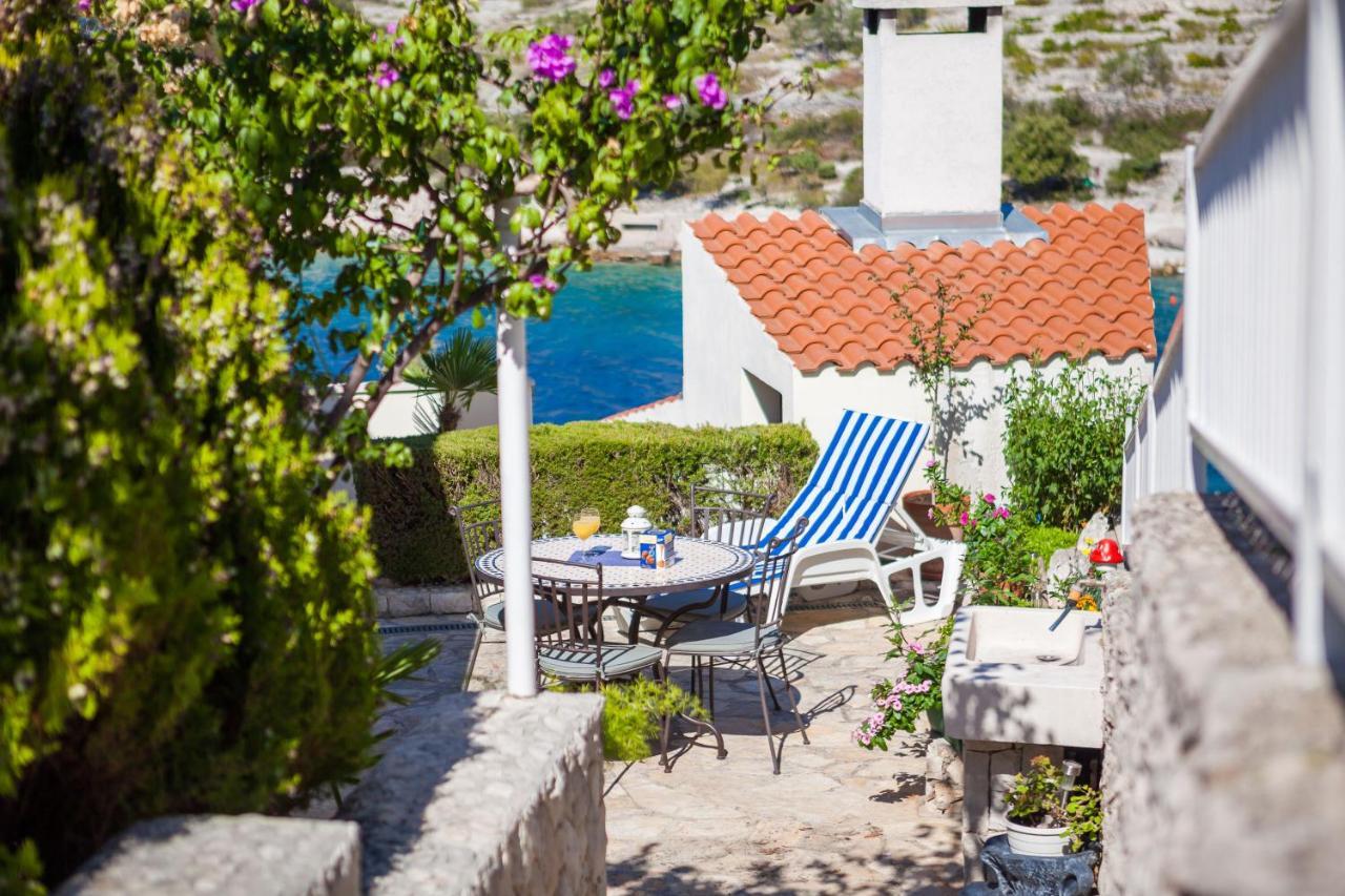 Apartments Bose Kanica On The Sea Севид Екстериор снимка